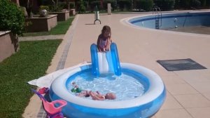 Бассейн.Детский надувной бассейн.Играем в бассейне.Катаемся на горке.Видео для детей.Игра для детей