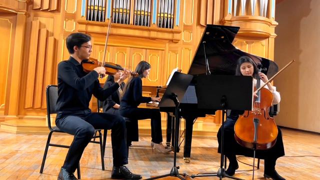 D. Varelas - Native American Suite for Piano Trio смотреть онлайн