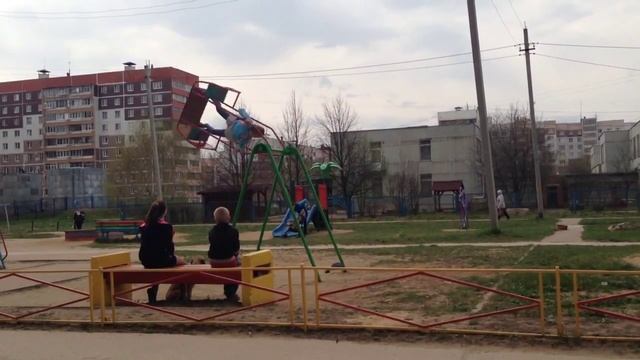 Пыталась сделать "солнышко" на качелях смотреть онлайн