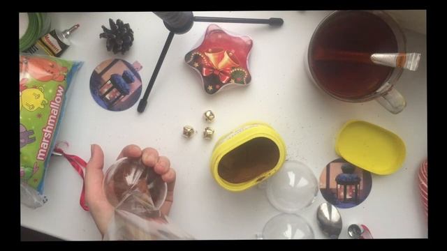 Елочный шар с какао и маршмеллоу. Новогодний DIY смотреть онлайн