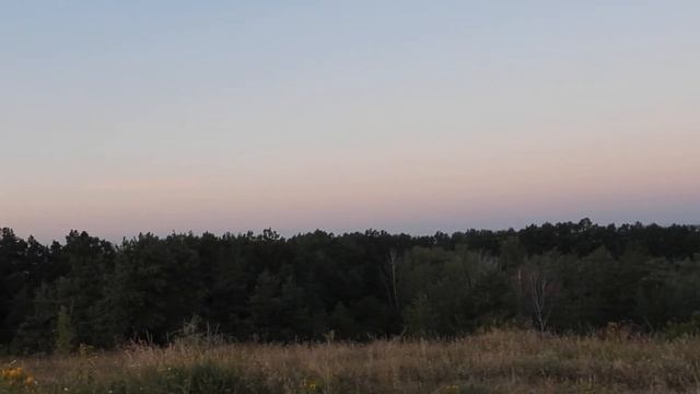 Полная Луна садится за горизонт высоток Харькова, Солнце встаёт, серп Венеры в зените 4 августа 202 смотреть онлайн