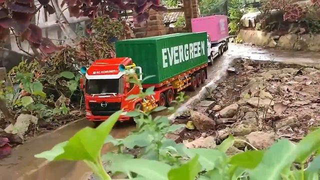 Маленькие машинки ездят по грязи. Детские фуры едут по воде