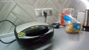 Сделал сэндвичи с ветчиной и сыром в мультигриле