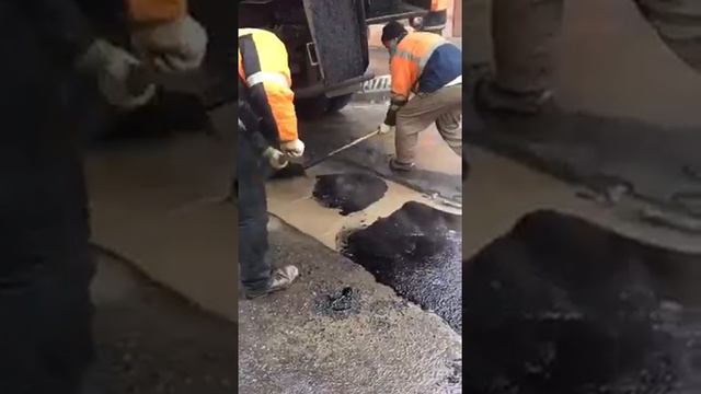 Кладут асфальт в лужу в Ростове на Дону 21 02 17 смотреть онлайн