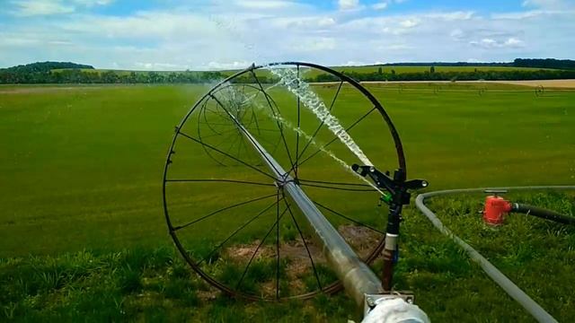 Полив газонной травы на полях смотреть онлайн