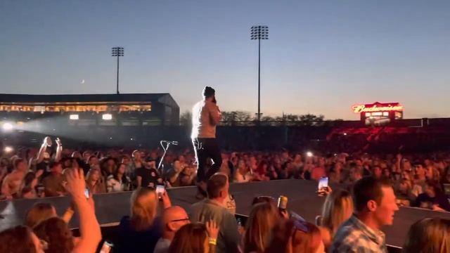 Blanco Brown “The Git Up” - Live (Des Moines) смотреть онлайн