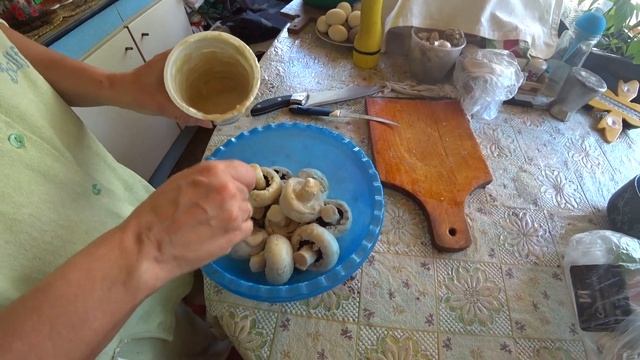 ШАШЛЫК ИЗ СВИНОЙ ШЕЙКИ НА КЕФИРЕ. ШАМПИНЬОНЫ В СМЕТАНЕ. ЗАПЕКАЕМ КАРТОФЕЛЬ В УГЛЯХ. смотреть онлайн