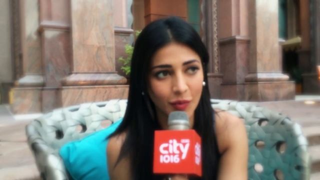 20 Questions with Shruti Hassan and Sid! смотреть онлайн