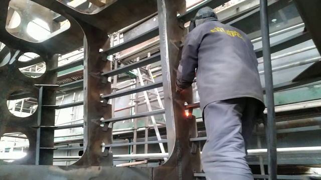 Сварка в Польше ( внутри дзёба коробля ) смотреть онлайн