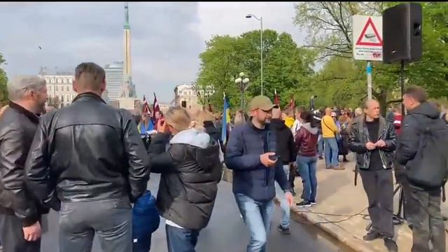 В Риге проходит шествие за снос памятника победы смотреть онлайн