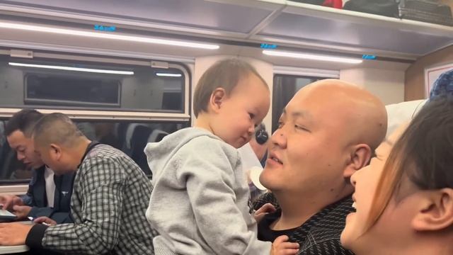 老挝媳妇杨玛丽，老公第一次坐中国援助老挝的高铁回家，打从心里的高兴和喜悦！【老挝媳妇中国老公】 смотреть онлайн