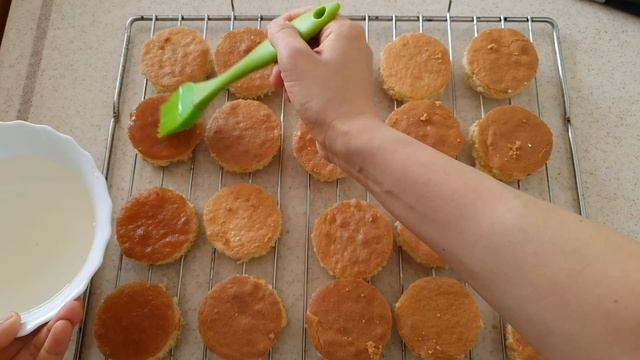 БИСКВИТНЫЕ ПИРОЖНЫЕ НЕЖНОСТЬ ? простой рецепт ? easy mini cakes recipe смотреть онлайн