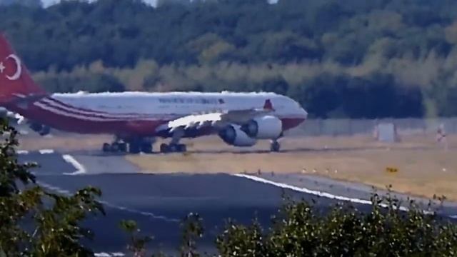 Flugzeug landet auf dem Flughafen Berlin Tegel von W.Kempert смотреть онлайн