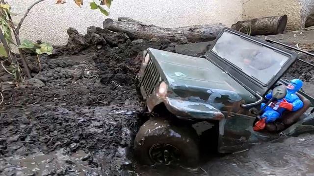 Rc car : Jeep Wrangler, Toyota lc80, Toyota hilux, Willis in mud. смотреть онлайн
