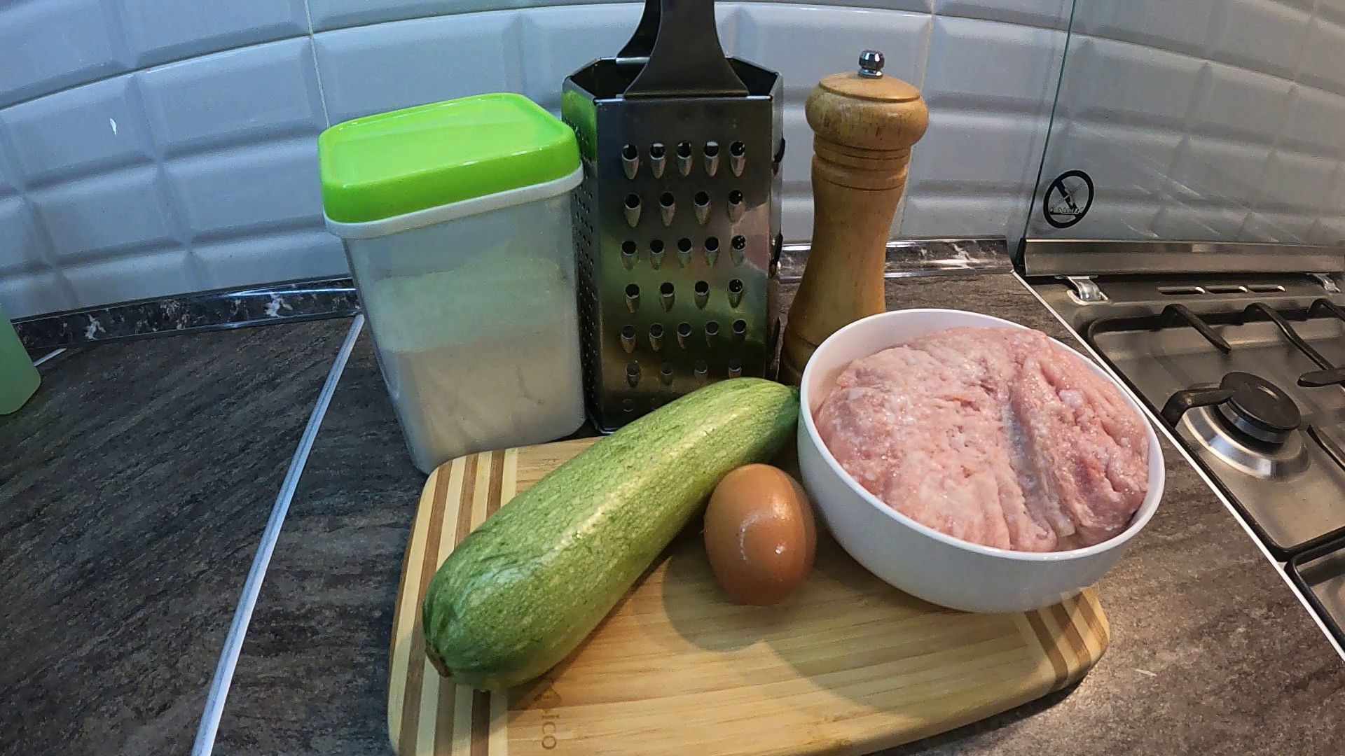 Котлетки куриные с кабачком.