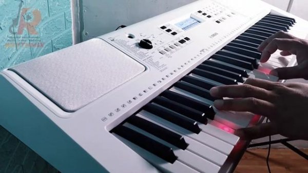 YAMAHA EZ-300 61 Keys Digital Keyboard (Short Sound Check Demo)