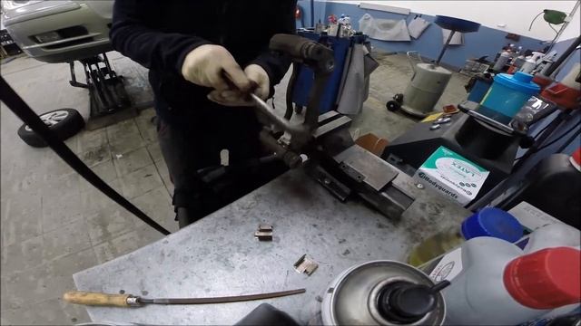 Toyota Avensis 2004 Front Brake Pads & Discs Replacement смотреть онлайн