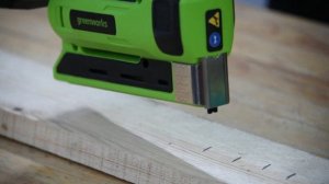 Аккумуляторный степлер (скобозабиватель) Greenworks G24CS10