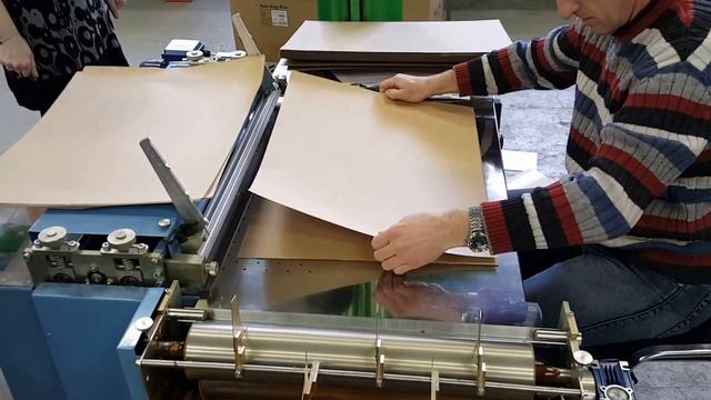 Использование клея Брикол на КДМ Комбайн - 400гр. бумага + микрогофрокартон 450Х600 смотреть онлайн