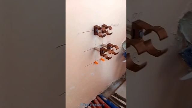 ? установка коллекторов на водоснабжение, с помощью тонкой трубки и клипсы для труб #водоснабжение смотреть онлайн