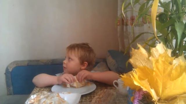 Вот так надо есть блины! ;-) смотреть онлайн