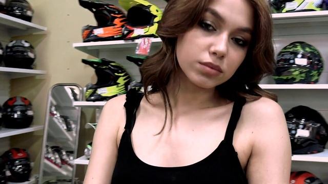 Мотоцикл FIREGUARD 250 и девушка.