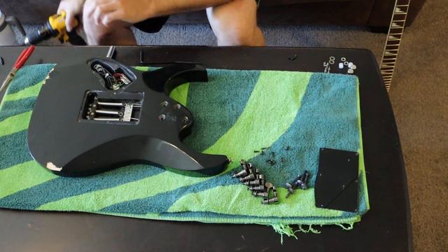 Taking a cheap, used, beat up Ibanez from eBay & modifying it into a EVH Frankenstrat Themed Guitar смотреть онлайн