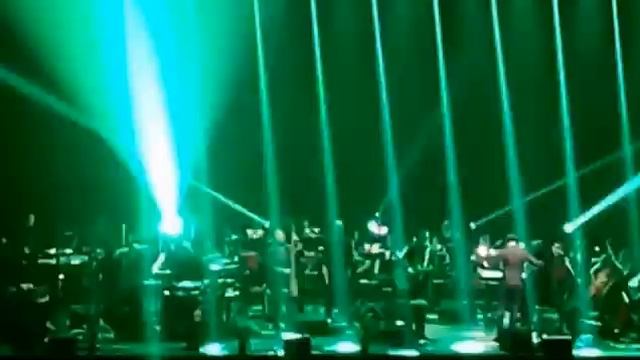 Ну-ка мечи стаканы на стол.