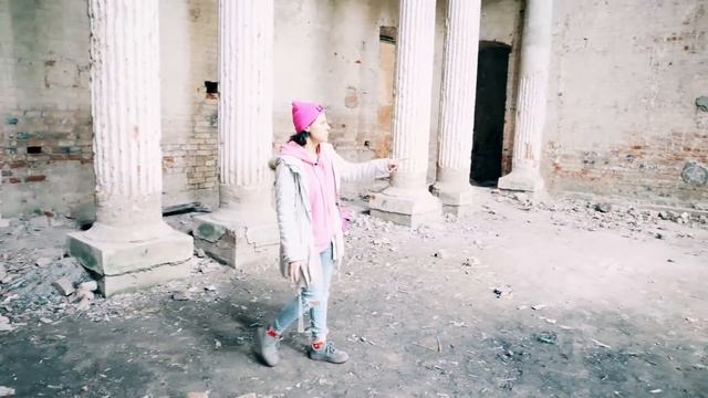 Нашли большой заброшенный замок в лесу смотреть онлайн