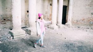 Нашли большой заброшенный замок в лесу