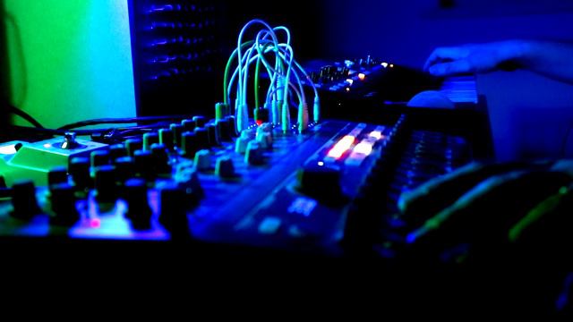 #jamuary2020 Day 5 - Arturia Minibrute 2S and Behringer Deepmind, feat. Zoom MS-CDR-70 смотреть онлайн