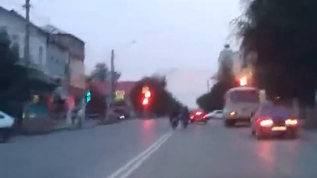 Две парочки на мопедах без мотошлемов смотреть онлайн