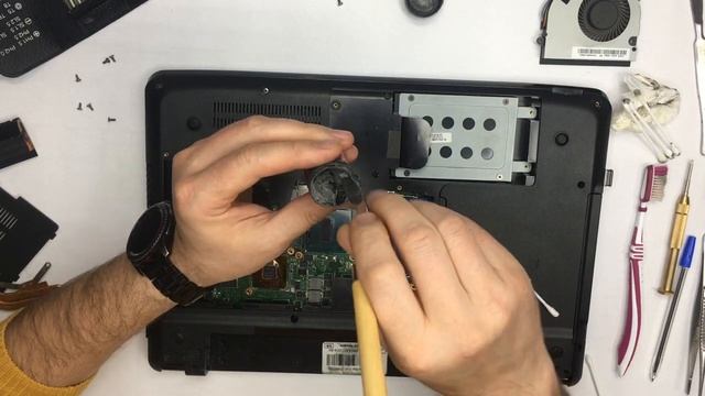Замена термопасты на ноутбуке , чистка кулера DNS (0164775) смотреть онлайн