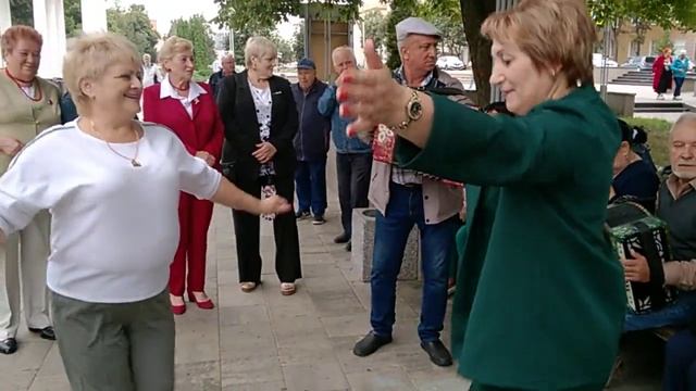 2777 Танцы песни частушки гармонь фонтан жители Орла поют танцуют городской парк гармошка город Орё