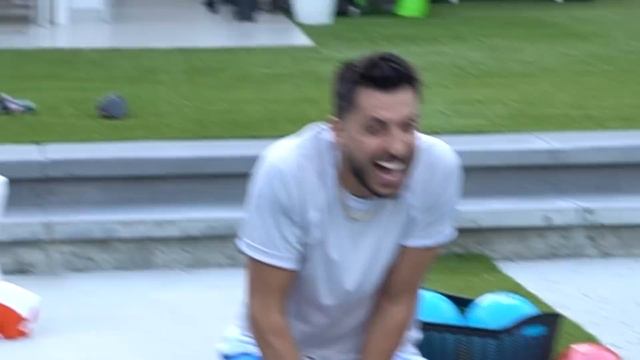 Last to FALL in Freezing POOL Wins $10,000 Challenge смотреть онлайн