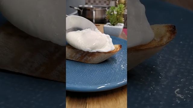 Как сварить яйцо без скорлупы #Shorts смотреть онлайн