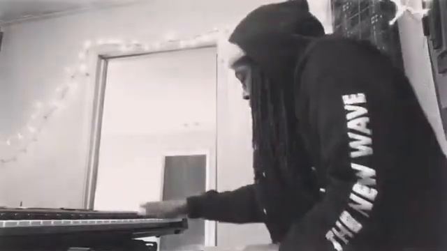 Alan Thompson working out on Yamaha MX49 смотреть онлайн