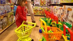 Прогулка в магазине игрушек - Покупаем детский магазин!