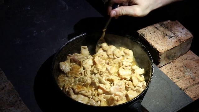 Готовим в избушке в тайге. Купаты и филе бедра с овощами. смотреть онлайн