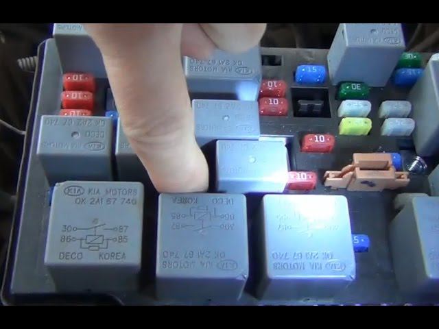 Замена предохранителя кондиционера в монтажном блоке под капотом на KIA - Spectra смотреть онлайн