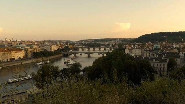 Прага. Таймлапс из Летенских садов на реку Влтава и Карлов мост, Манесов мост, Мост Легии. Timelaps смотреть онлайн