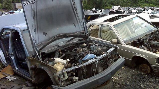 Надоели или зажрались Свалка редких Мерседесов в США смотреть онлайн