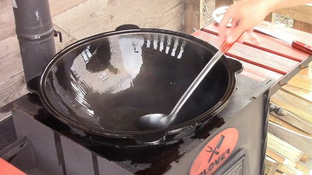 Казан чугунный 22 литра. Первая обработка маслом. смотреть онлайн