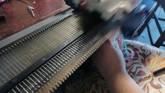 МК как связать Пинетки на вязальной машинке нева 5. Простой способ вязания пинеток на неве 5. смотреть онлайн