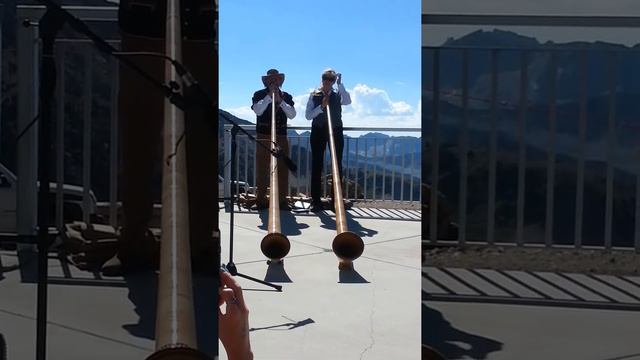 Alp horns at Oktoberfest 2016 смотреть онлайн