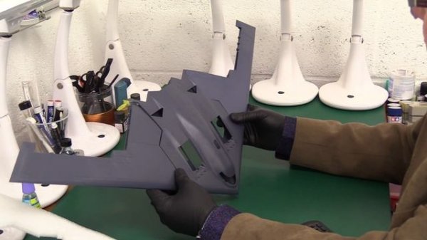 Christmas Spirit! Model Collect 1/72 B-2A Stealth Bomber Review