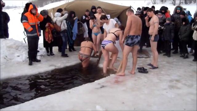 КУПАНИЕ В ПРОРУБИ НА КРЕЩЕНИЕ (19.01.2012 + 19.01.2013 Комсомольск на Амуре) смотреть онлайн