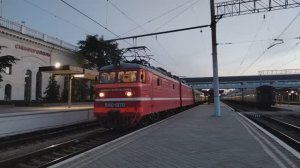 ВЛ10-1870 с поездом № 8 отправляется из Симферополя