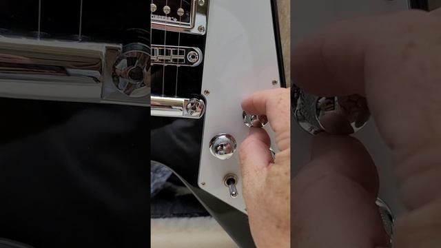Unboxing 2017 Gibson Flying V HP from Gibson Demo Shop смотреть онлайн