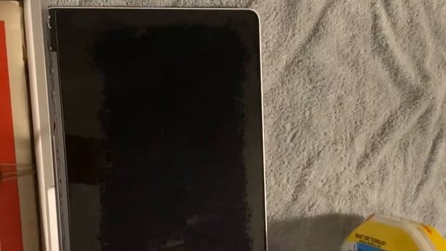 Cleaning screen on a 2012-2015 MacBook Pro Retina Display смотреть онлайн